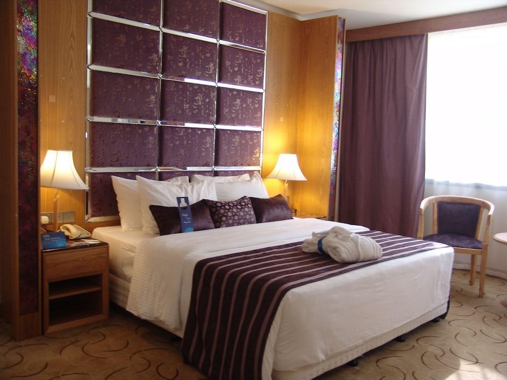 Radisson Blu Resort, Charjah Extérieur photo A bedroom in a hotel