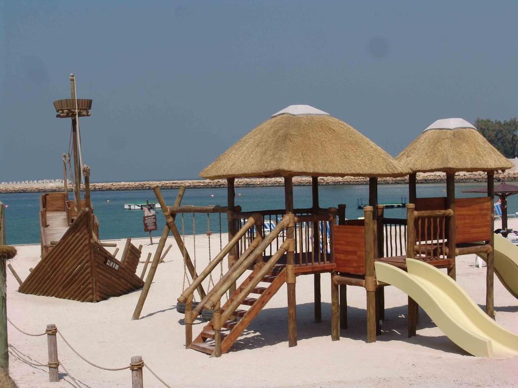 Radisson Blu Resort, Charjah Extérieur photo Playground at the beach