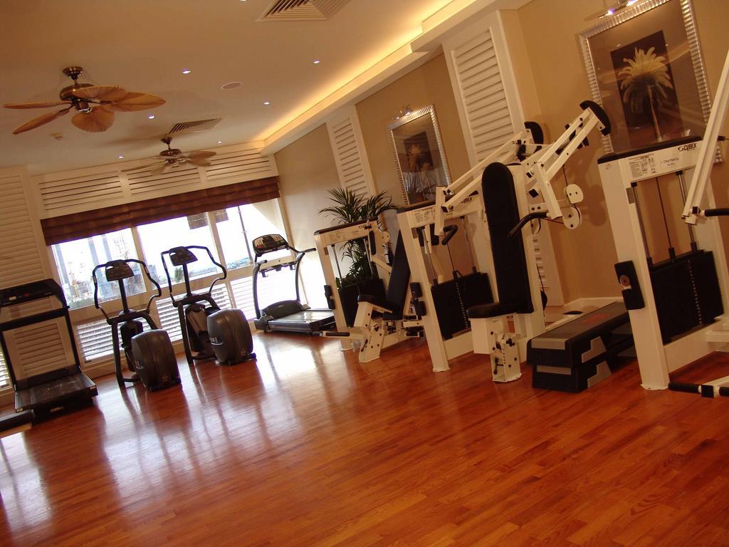 Radisson Blu Resort, Charjah Facilités photo A gym at a hotel