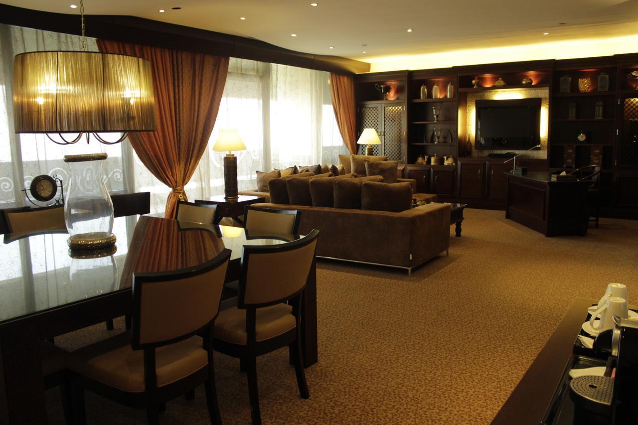 Radisson Blu Resort, Charjah Extérieur photo The interior of a suite at the airport
