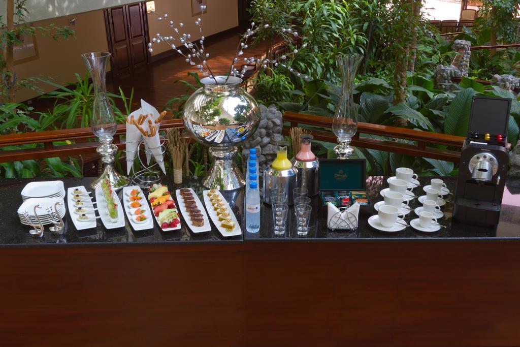 Radisson Blu Resort, Charjah Extérieur photo A cocktail bar