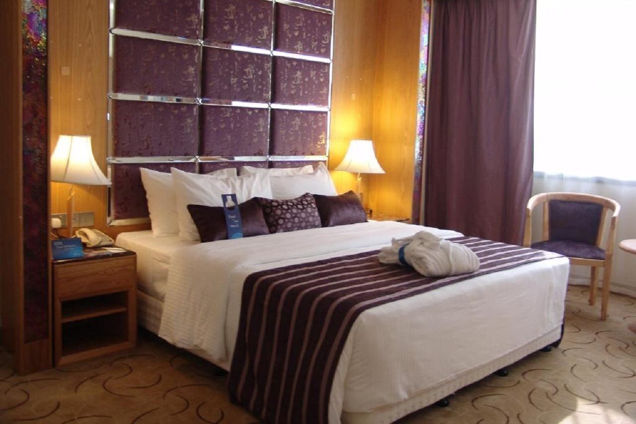 Radisson Blu Resort, Charjah Extérieur photo A bedroom in a hotel