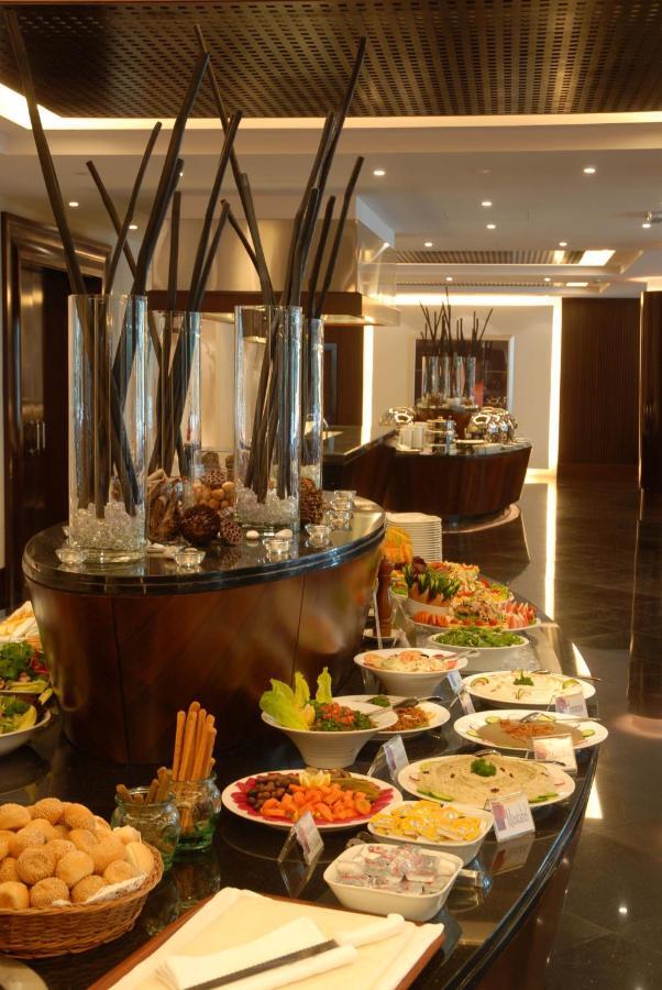 Radisson Blu Resort, Charjah Extérieur photo A buffet at a hotel