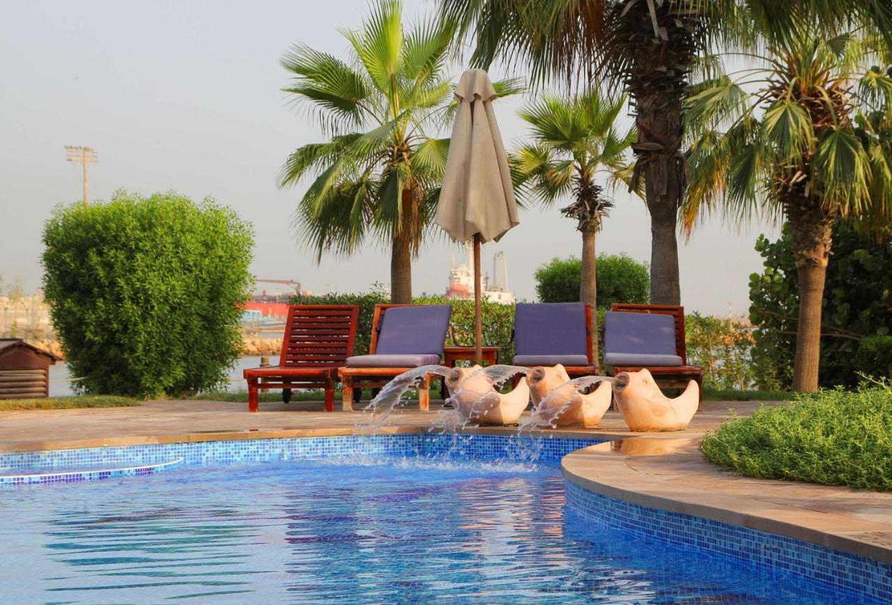 Radisson Blu Resort, Charjah Extérieur photo The pool at the hotel