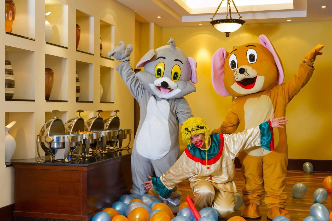 Radisson Blu Resort, Charjah Extérieur photo Tom and Jerry at a party