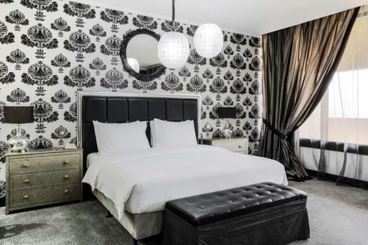 Radisson Blu Resort, Charjah Extérieur photo A bedroom with damask wallpaper