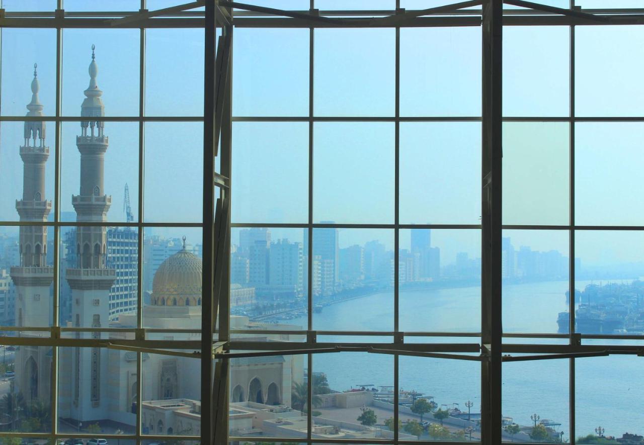 Radisson Blu Resort, Charjah Extérieur photo View of the Grand Mosque from the Burj Al Mamlaka