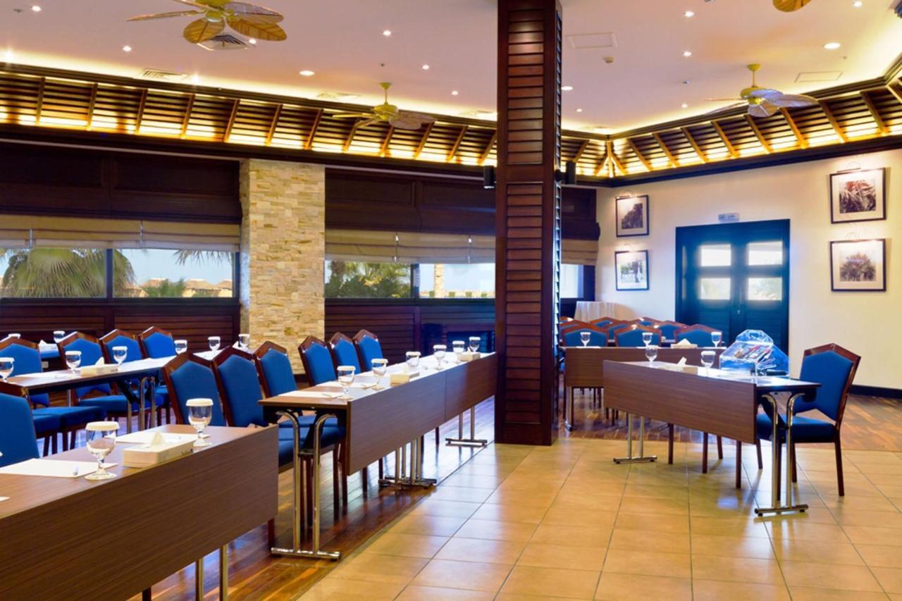 Radisson Blu Resort, Charjah Extérieur photo The interior of the restaurant